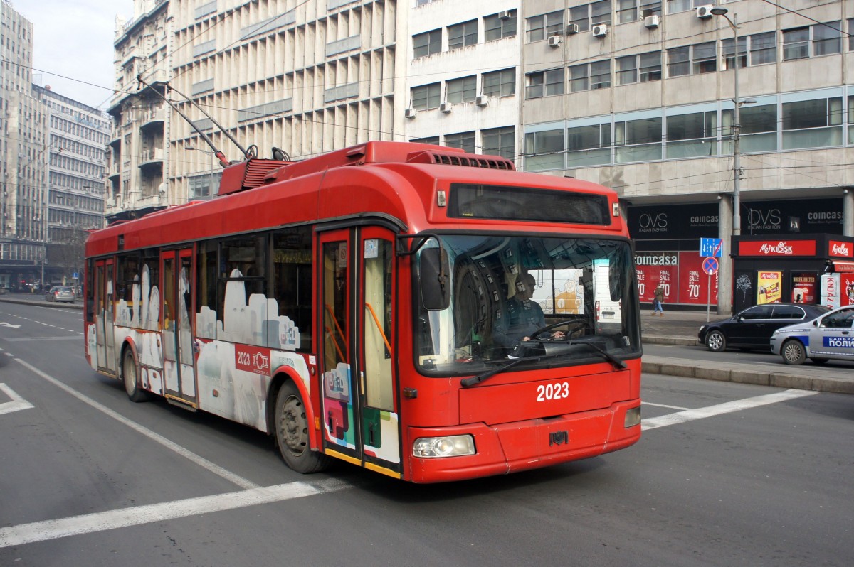 Serbien / Stadtbus Belgrad / City Bus Beograd: Oberleitungsbus BKM (Belkommunmash) AKSM-321 - Wagen 2023 der GSP Belgrad, aufgenommen im Januar 2016 in der Nähe der Haltestelle  Terazije  in Belgrad.