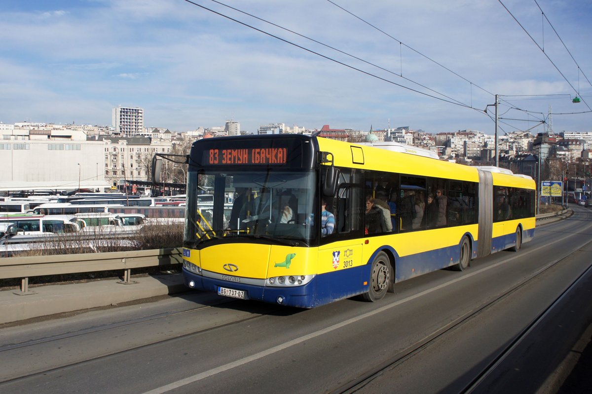 Serbien / Stadtbus Belgrad / City Bus Beograd: Solaris Urbino 18 - Wagen 3013 der GSP Belgrad, aufgenommen im Januar 2016 auf der Brücke über die Save in der Nähe der Haltestelle  Ekonomski fakultet  in Belgrad.