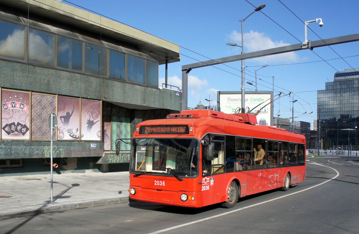 Serbien / Stadtbus Belgrad / City Bus Beograd: Oberleitungsbus BKM (Belkommunmash) AKSM-321 - Wagen 2036 der GSP Belgrad, aufgenommen im Juni 2018 am Slavija-Platz (Trg Slavija) in Belgrad.