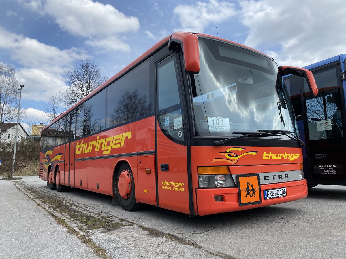 Setra der 300er Serie von Thuringer am Freyunger Freibad-Parkplatz, April 2021