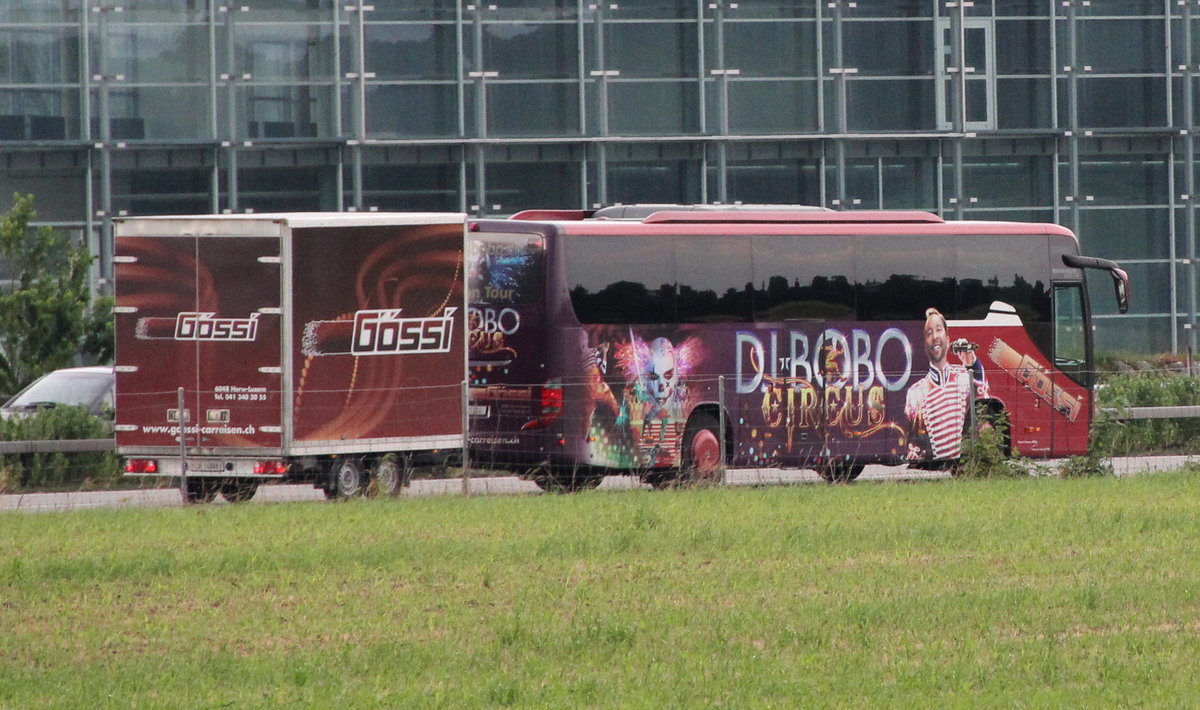 Setra 415 GT HD Gössi dans une livrée spéciale (DJ Bobo), Oensingen juin 2015  

Plus de photos sur : https://www.facebook.com/AutocarsenSuisse/ 