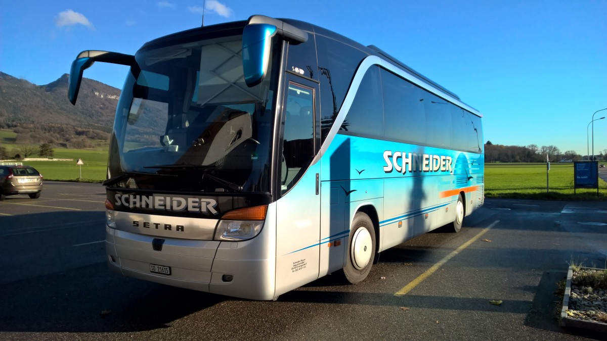 Setra 415 HD in Bettlach CH, Schneider Reisen und Transport AG, Langendorf, SO 21615, Aufgenommen am 18. November 2015. Dieses Fahrzeug wird zwischendurch als Fahrschulfahrzeug eingesetzt, so auch an diesem Tag.