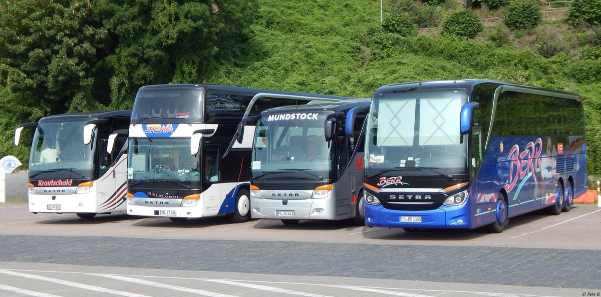 Setra 415 HD von Krautscheid und Setra 431 DT von Stewa und Setra 411 HD von Mundstock und Setra 516 HDH von Berr aus Deutschland im Stadthafen Sassnitz am 26.08.2017