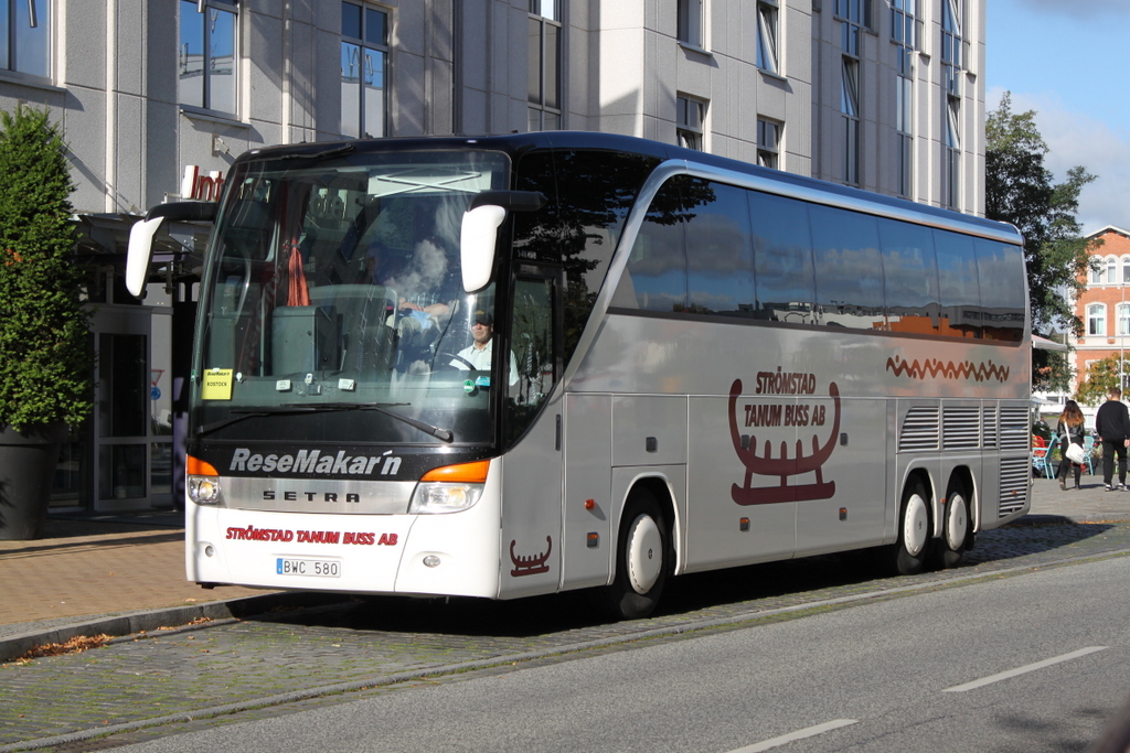Setra 415 HD(Top Class)der schwedischen Firma Strmstad-Tanum Buss stand am Morgen des 27.09.2015 vor dem InterCity Hotel in Hhe Rostock Hbf.