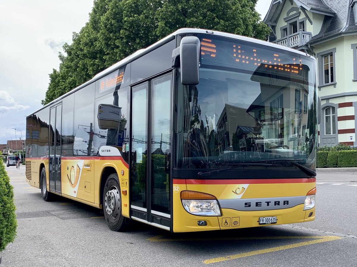 Setra 415 NF '5205' vom PU Wielandbus, Murten am 18.5.21 kurz vor der Abfahrt beim Bahnhof Murten.