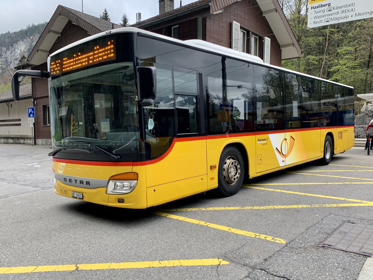 Setra 415 NF Nr. 6 '5155'  BE 26631  vom PU Flück, Brienz am 10.5.21 beim Bahnhof Brünig-Hasliberg.