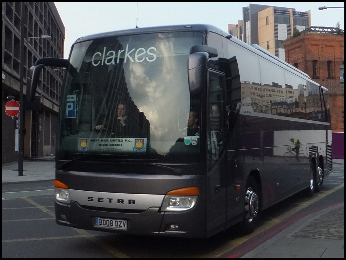 Setra 416 GT-HD von Clarkes aus England in London am 24.09.2013