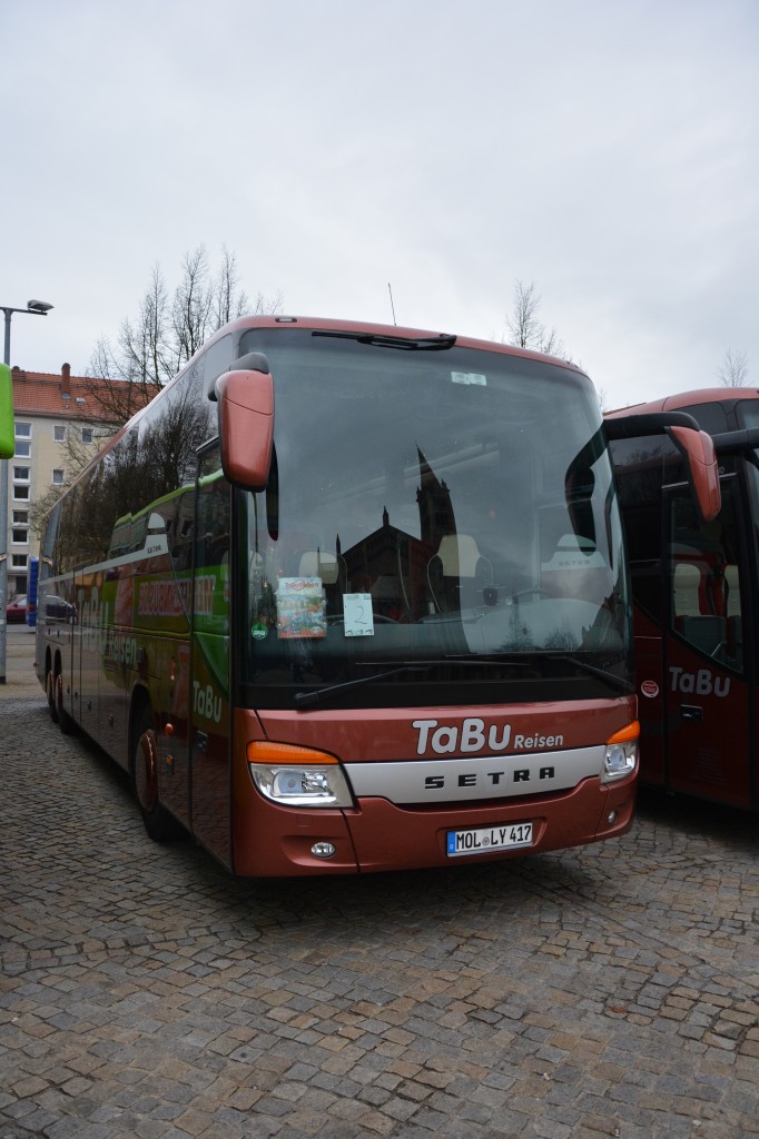 Setra 416 GT-HD mit dem Kennzeichen MOL-LY 416 steht am 16.12.2014 auf dem Bassinplatz in Potsdam.
