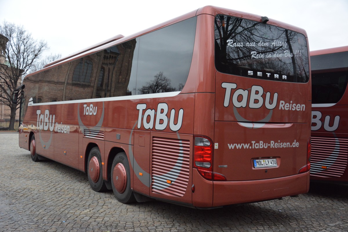 Setra 416 GT-HD mit dem Kennzeichen MOL-LY 416 steht am 16.12.2014 auf dem Bassinplatz in Potsdam.
