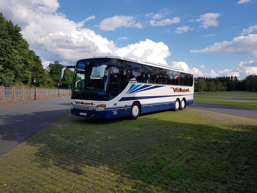 Setra 416 HD Comfort Class Reisebus der Fa. Völkert aus Riesenbeck am 3.9.2017 auf dem Parkplatz am Heide Park in Soltau.