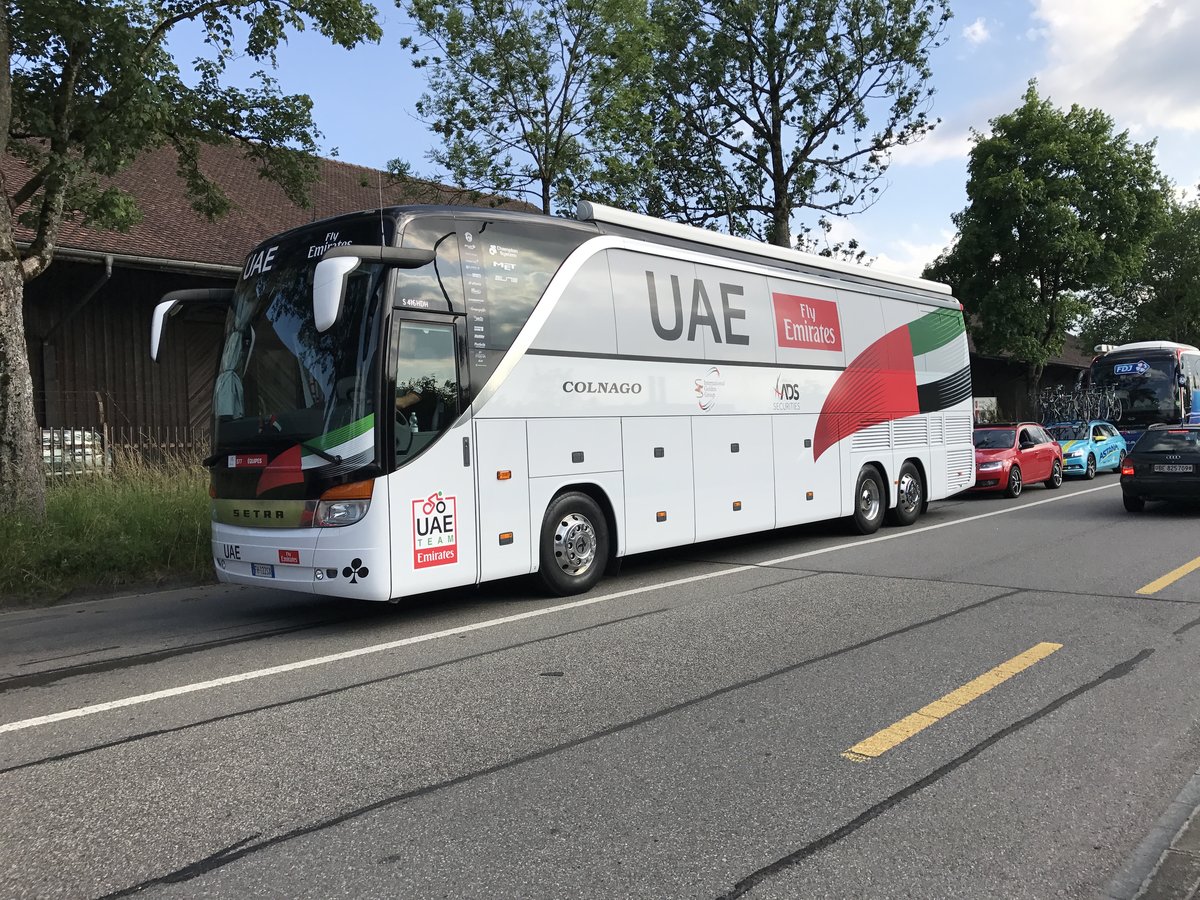 Setra 416 HDH als Teamcar fürs UAE Team Emirates am 12.6.17 in Bern.