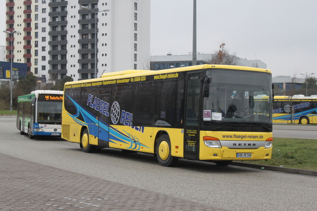 Setra 416 LE Business stand als RE 1 Ersatz von Rostock Hbf nach Schwerin Hbf vor dem Rostocker Hbf.20.01.2018