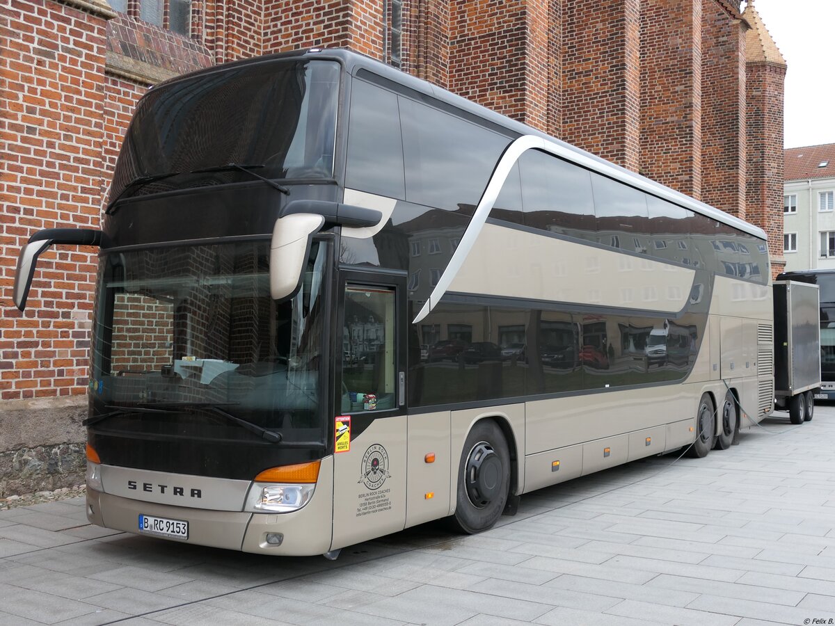 Setra 431 DT von Berlin-Rock-Coaches aus Deutschland mit Anhänger in Neubrandenburg am 06.03.2022