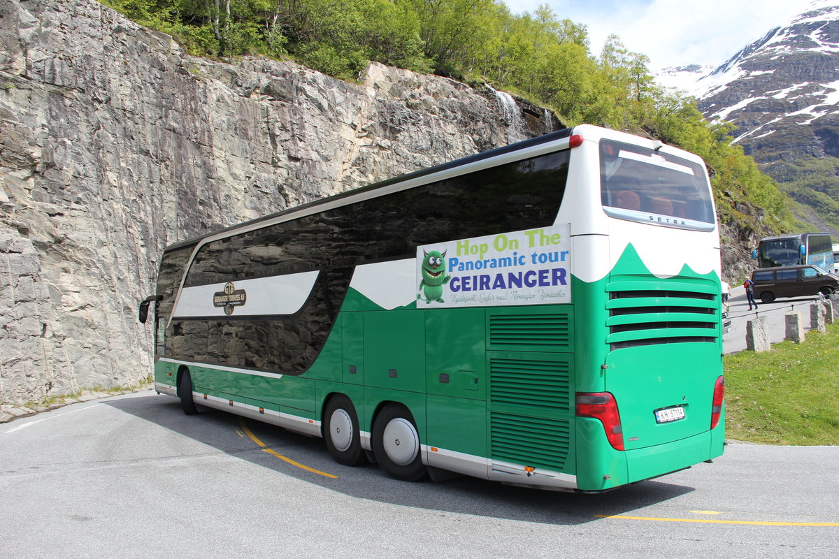 Setra 431 DT von Geiranger Turbuss AS am Geirangerfjord in Norwegen. Aufgenommen am 22. Juni 2015.
Schön zu sehen wie viel Platz ein 14 Meter Fahrzeug in einer Spitzkehre benötigt.