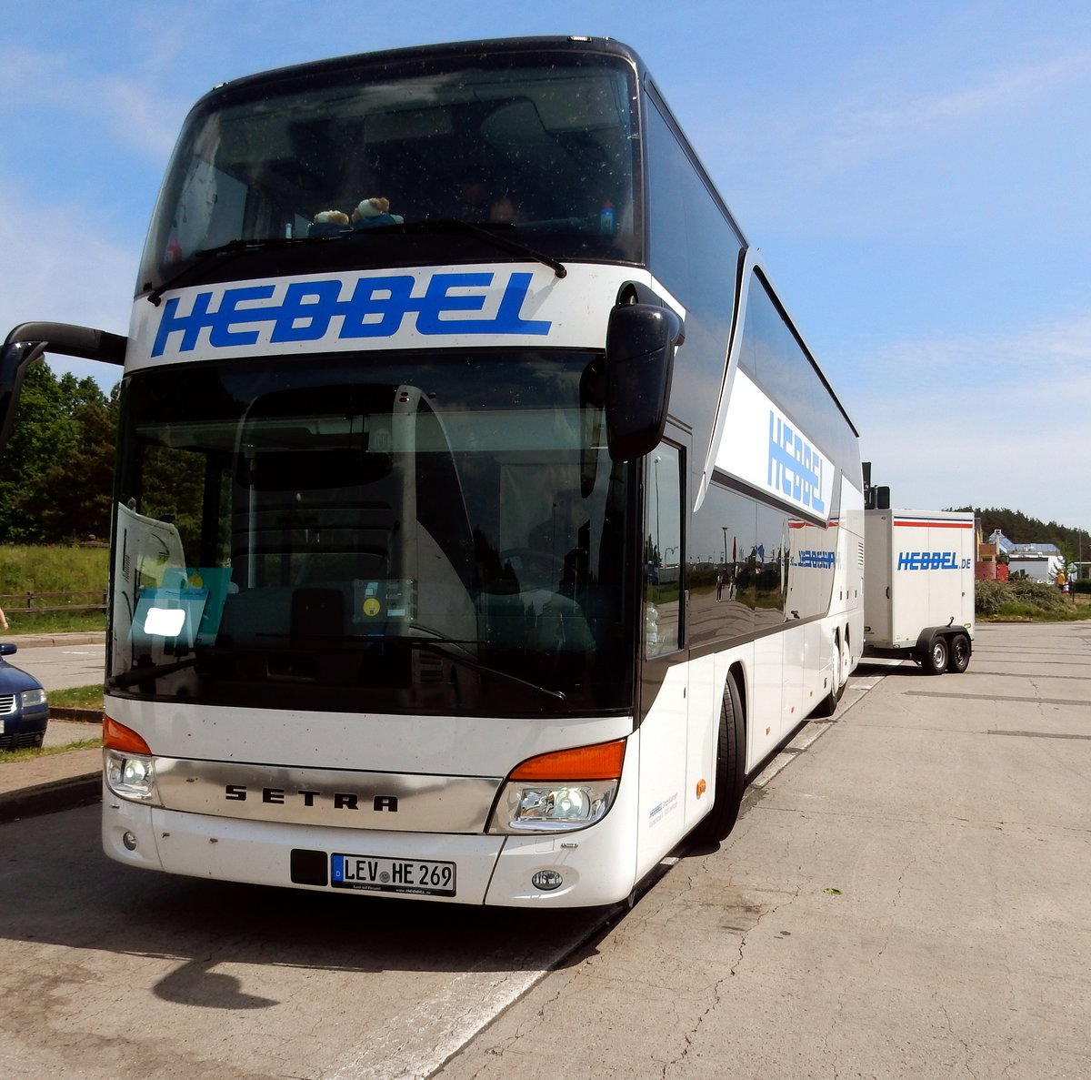 SETRA 431 DT von HEBBEL aus Leverkusen am 15.05.18 an einer Raststätte in Mecklenburg Vorpommern.