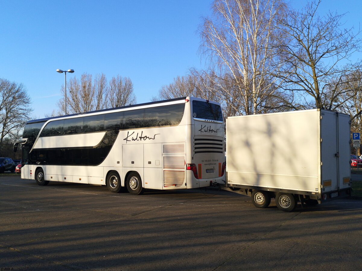 Setra 431 DT von Red Car aus Deutschland mit Anhänger in Neubrandenburg am 15.03.2020