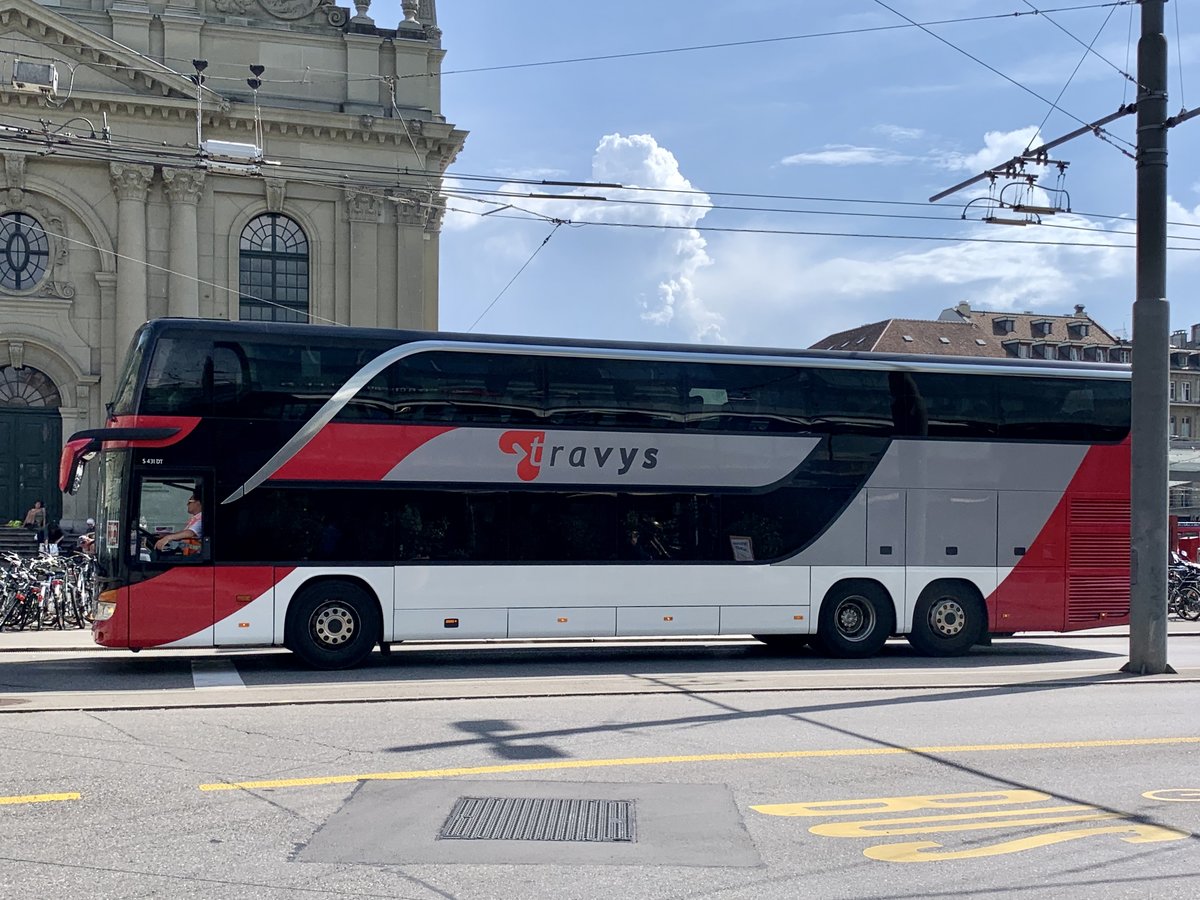 Setra 431 DT von Travys am 11.8.20 als Bahnersatz von Fribourg bei der Ankunft in Bern.