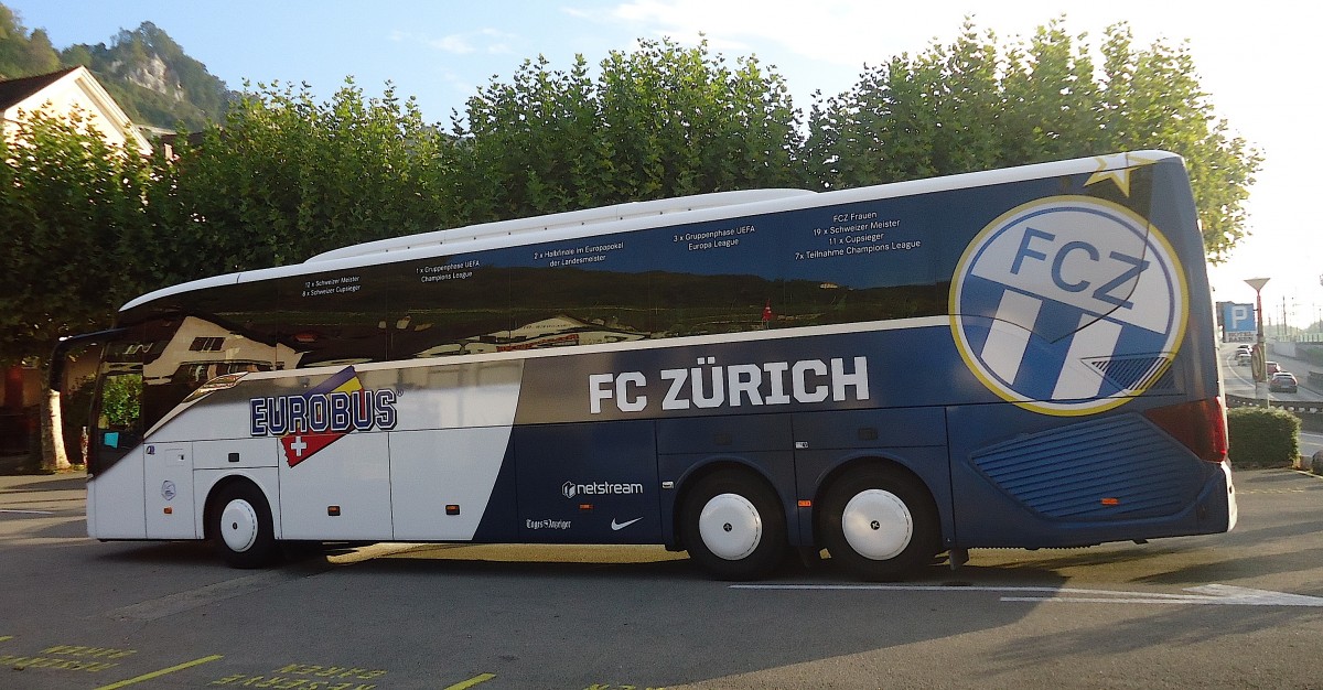 
Setra 516 HD (EW33) Eurobus flambant neuf photographié ce matin, samedi 03.10.2015, à Twann (lac de Bienne)
. Les clefs de ce véhicule, transporteur officiel du FC Zurich, ont officiellement été remise le 28.09.2015, il y a donc quelques jours seulement !