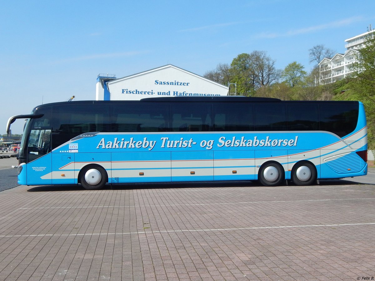 Setra 517 HD von Aakirkeby Turist- og Selskabskørsel aus Dänemark im Stadthafen Sassnitz am 03.05.2018