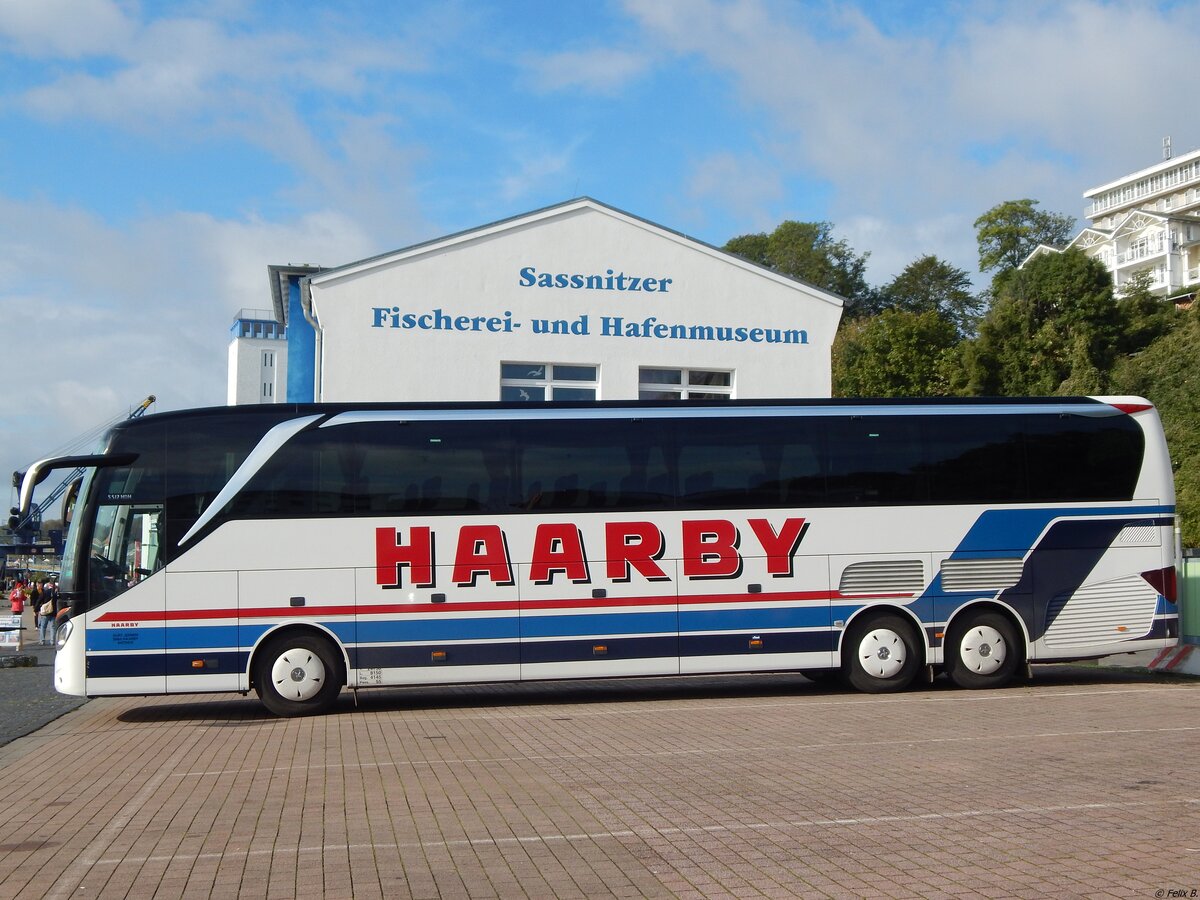 Setra 517 HDH von Haarby aus Dänemark im Stadthafen Sassnitz am 28.09.2019