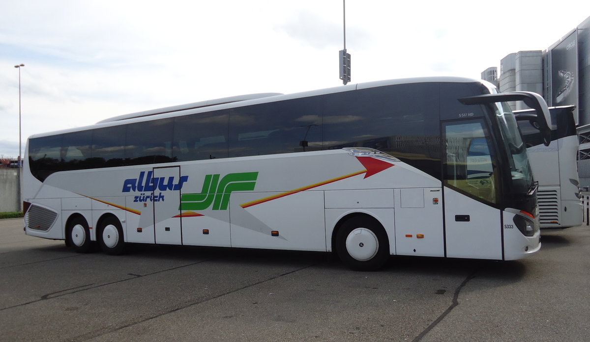 Setra 5177 HD 5333 Albus, Zurich Airport août 2014

Plus de photos sur : https://www.facebook.com/AutocarsenSuisse/