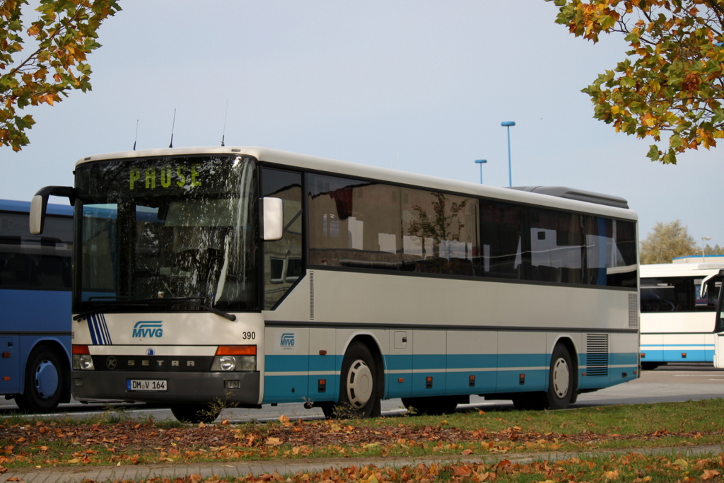 Setra-Bus 390 stand als Linie 304 Rostock-Demmin abgestellt in Hhe Busbahnhof Rostock Hbf/Sd.25.10.2013