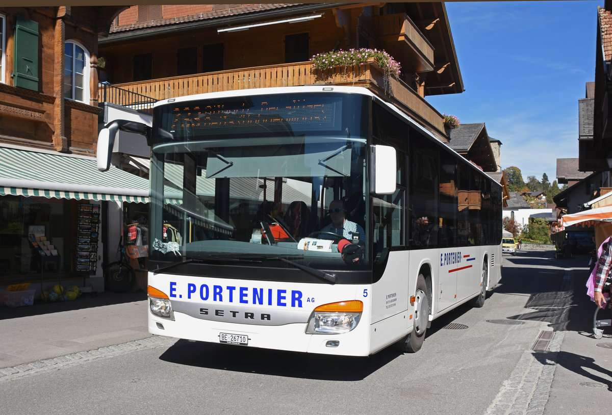 SETRA Bus der Firma Portenier, im Linien Verkehr auf der Linie 233, fährt durch Adelboden. Die Aufnahme stammt vom 09.10.2018.