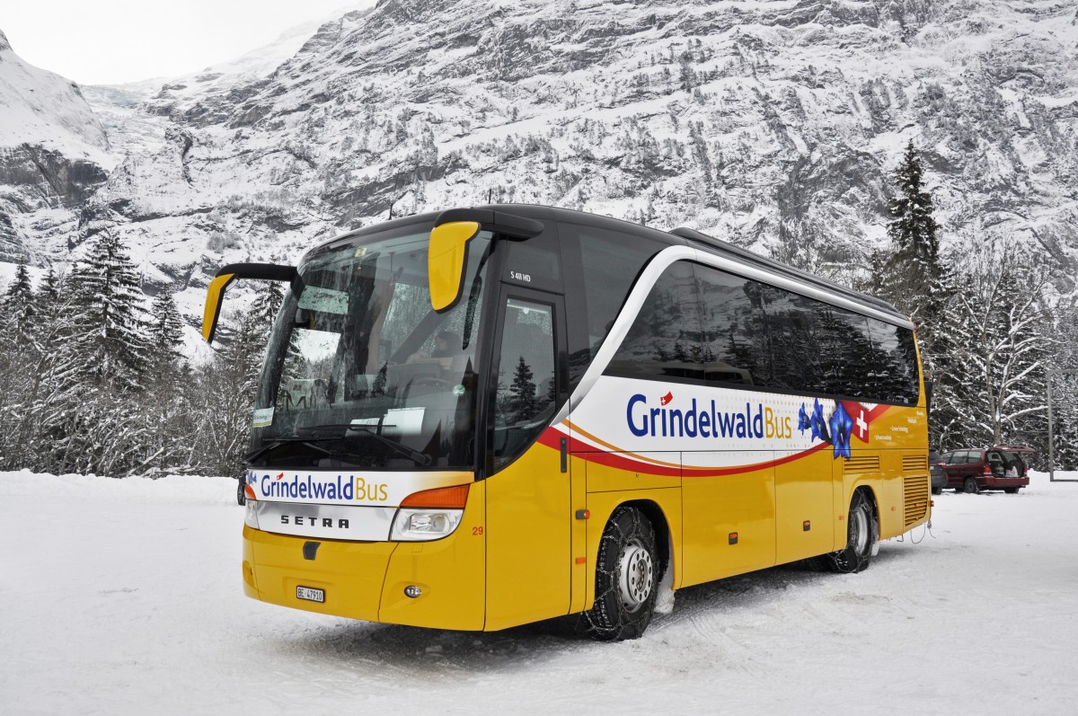 Setra Bus von Grindelwald Bus auf dem Parkplatz vor dem Hotel Wetterhorn oberhalb von Grindelwald. Die Aufnahme stammt vom 29.12.2014.