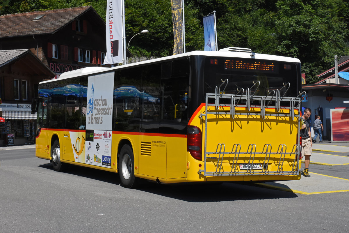 Setra Bus der Post, als Dienstfahrt, wartet beim Bahnhof Brienz. Die Aufnahme stammt vom 29.07.2018.