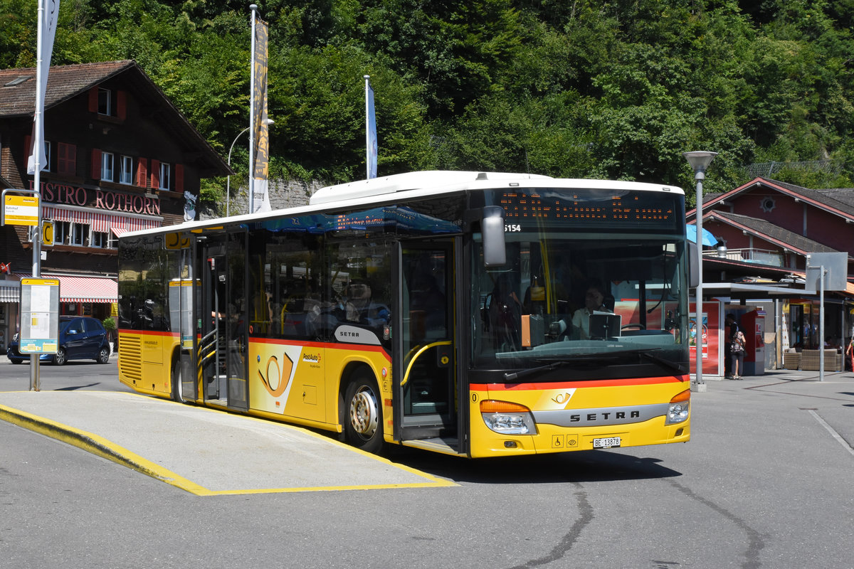 Setra Bus der Post, auf der Linie 151, wartet beim Bahnhof Brienz. Die Aufnahme stammt vom 29.07.2018.