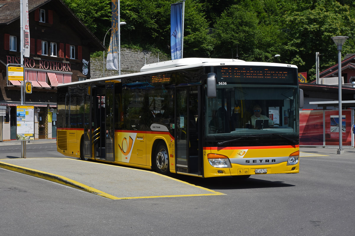 SETRA Bus der Post, auf der Linie 151, wartet an der Endstation beim Bahnhof Brienz. Die Aufnahme stammt vom 02.06.2020.