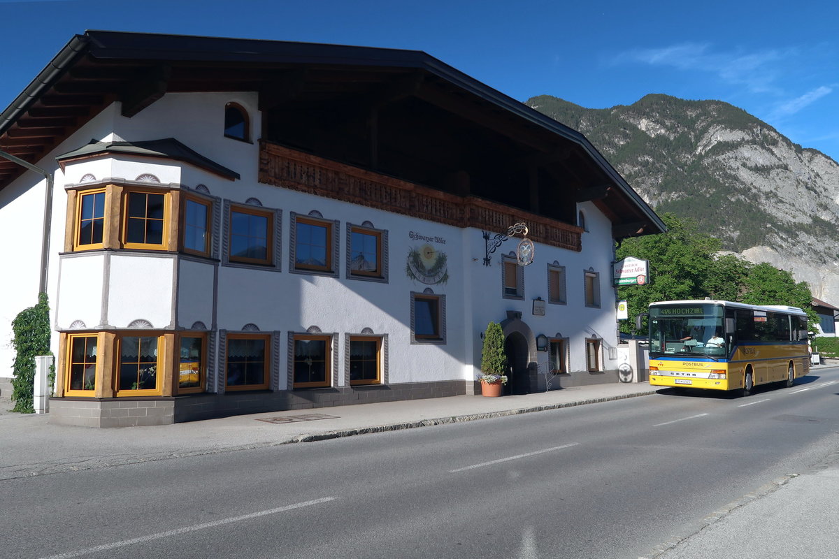 Setra-Bus von Postbus, Linie 4176 im Verkehrsverbund Tirol, am Gasthof Schwarzer Adler in Zirl mit der gleichnamigen Haltestelle. Aufgenommen 11.6.2017.