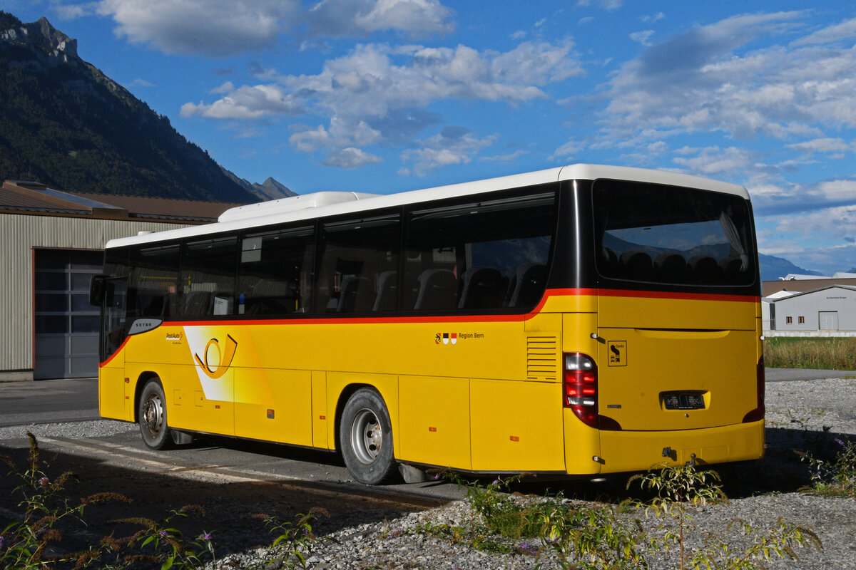 Setra Bus S 412 UL der Post steht am 30.08.2026 auf dem Hof der Postautogarage in B�nigen.
