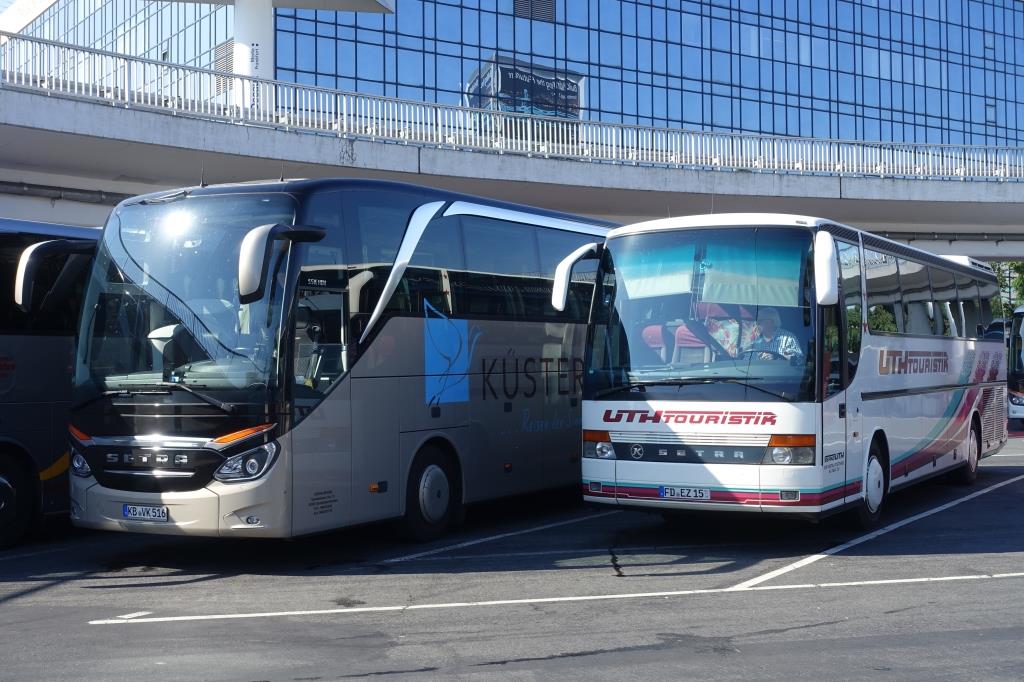 Setra-Busse aus 25 Jahren: S 315 HD und S 516 HDH, Frankfurt Flughafen 30.06.2018