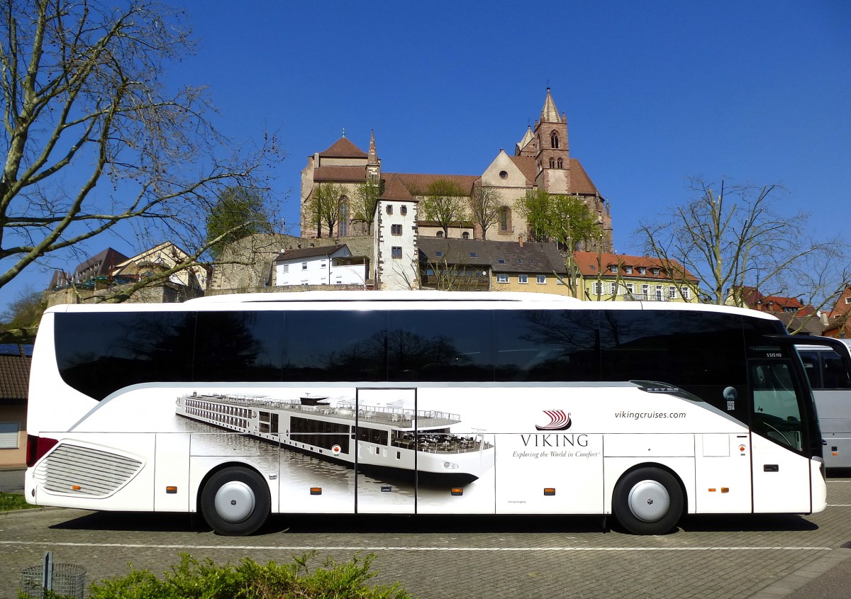 SETRA-Reisebus vor dem Breisacher Burgberg mit dem Mnster, Mrz 2014