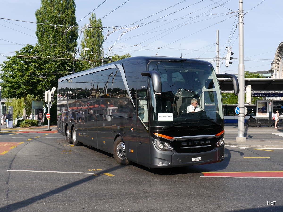 Setra Reisecar unterwegs in der Stadt Luzern am 04.07.2015