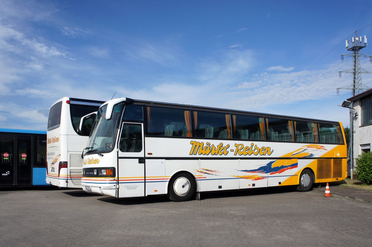 Setra S 215 HD von Märkl-Reisen, aufgenommen im Juli 2016 in der Verbandsgemeinde Landstuhl.