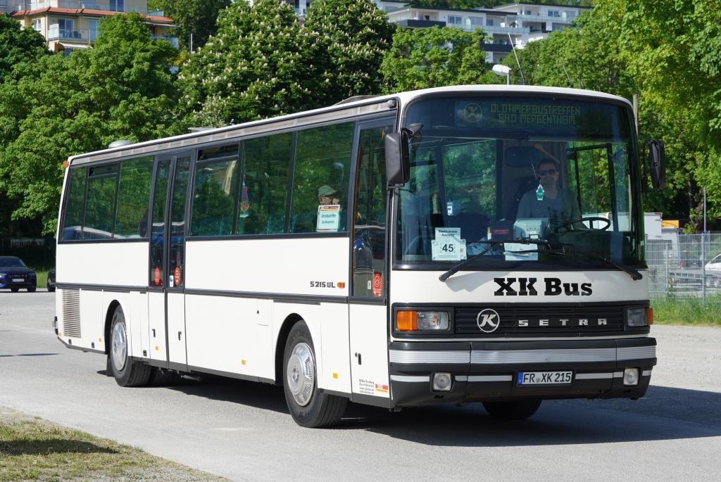 Setra S 215 UL Bj. 1993  XK Bus , Mai 2022 beim 8. Oldtimerbustreffen in Bad Mergentheim