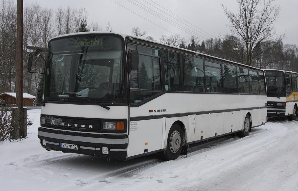 Setra S 215 UL 
Dieser Oldie stand am 7.12.2013 am Bahnhof in Neuhausen im Erzgebirge und
beförderte im Sonderverkehr eine Reisegruppe.