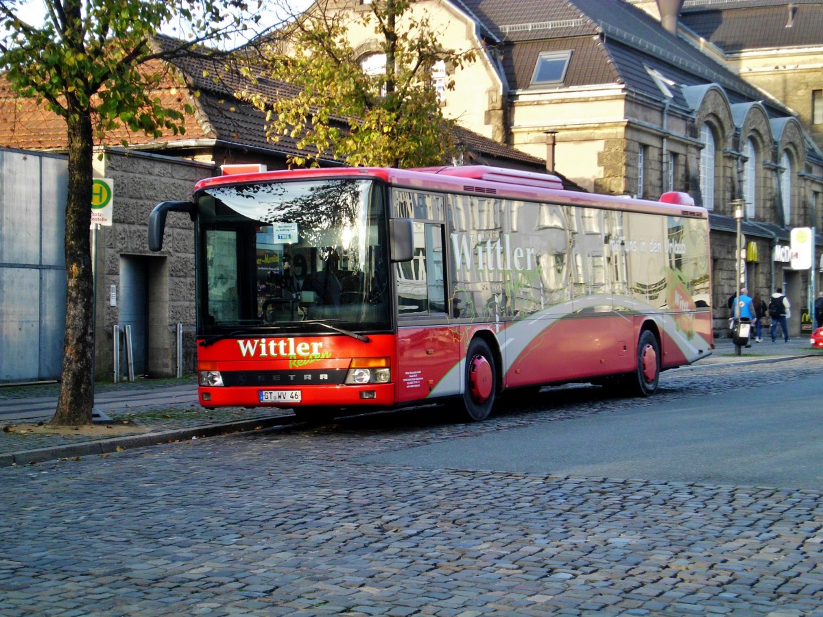 Setra S 300er-Serie NF auf Dienstfahrt am Hauptbahnhof Bielefeld.(28.10.2014)
