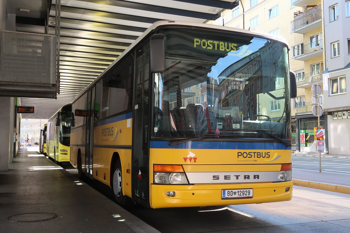 Setra S 313 UL von Postbus, BD-12929 ist am Busbahnhof in Innsbruck abgestellt. Aufgenommen 18.6.2017.