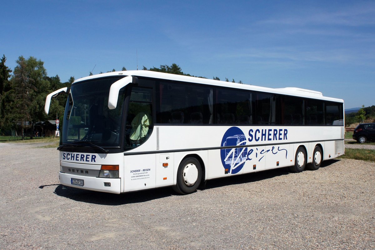 Setra S 317 UL-GT von Scherer Reisen, aufgenommen im Juli 2019 bei Schlangenbad in der Nähe von Wiesbaden (Hessen).