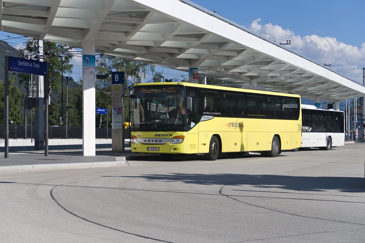 Setra S 400er-Serie von Dietrich Touristik (IL-O12) als Linie 8354 an der Haltestelle 
Seefeld i. T. Bahnhof. Aufgenommen 23.6.2020.