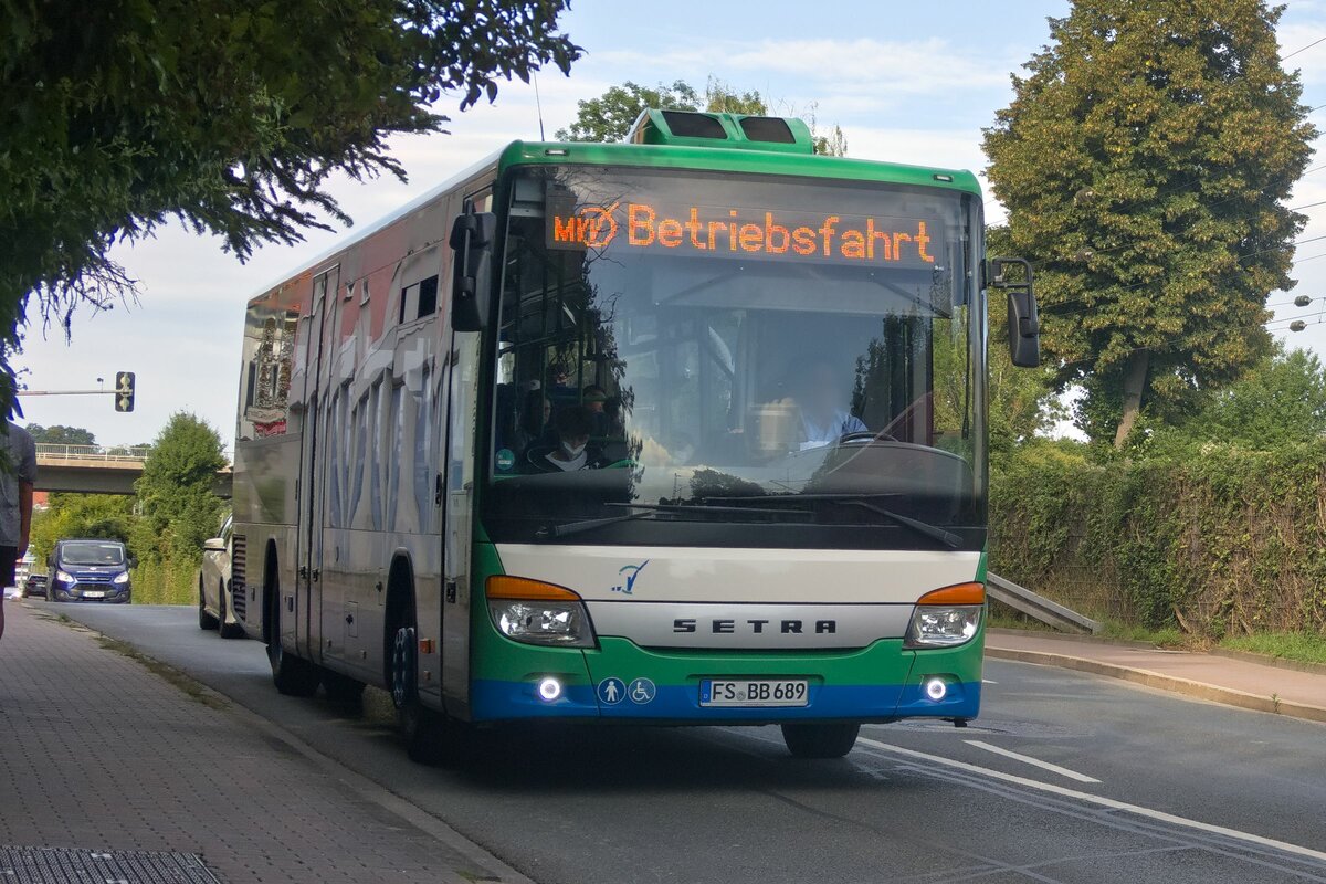 Setra S 400er-Serie (FS-BB 689) als Betriebsfahrt in Freising, Ottostraße. Aufgenommen 22.8.2022.