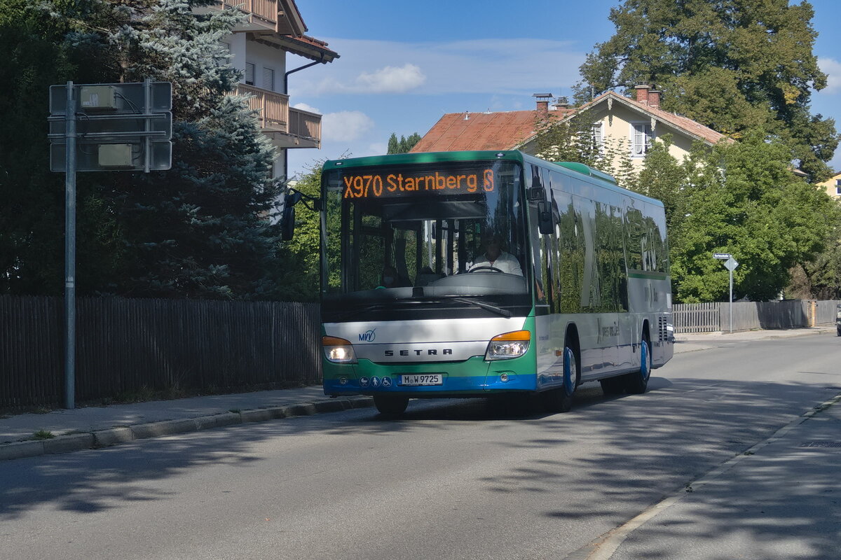 Setra S 400er-Serie von Geldhauser (M-W 9725) als Linie X970 in Wolfratshausen, Bahnhofstraße. Aufgenommen 25.8.2022.