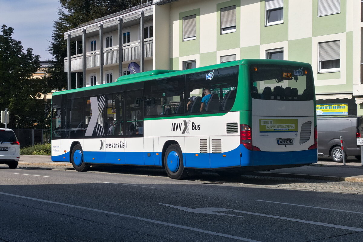 Setra S 400er-Serie von Geldhauser (M-W 9723) als Linie X970 an der Haltestelle Bad Tölz, Grünerbrauerei. Aufgenommen 30.8.2022.