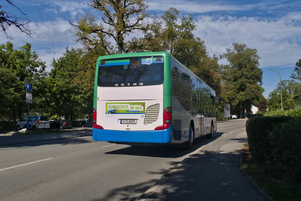 Setra S 400er-Serie (M-C 8905) als Linie X320 in Wolfratshausen, Sauerlacher Straße. Aufgenommen 25.8.2022.