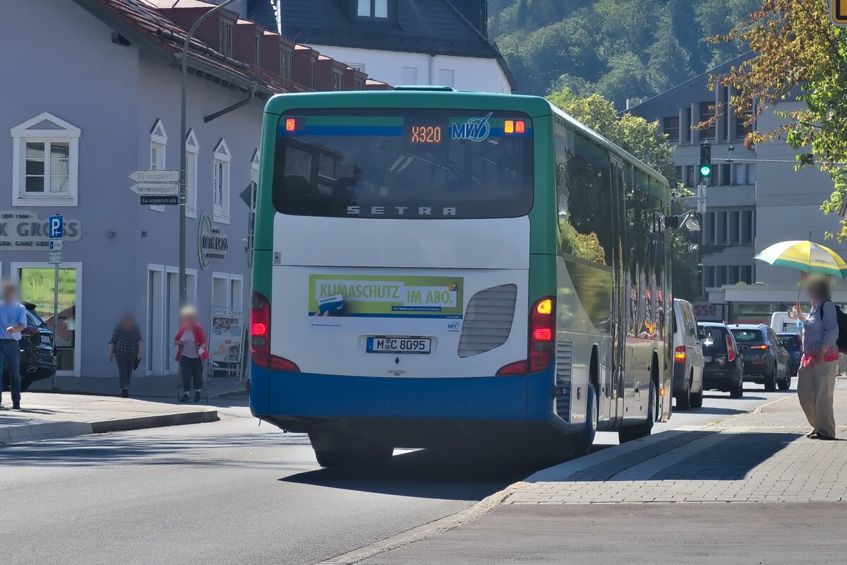 Setra S 400er-Serie (M-C 8905) als Linie X320 in Wolfratshausen, Sauerlacher Straße. Aufgenommen 25.8.2022.