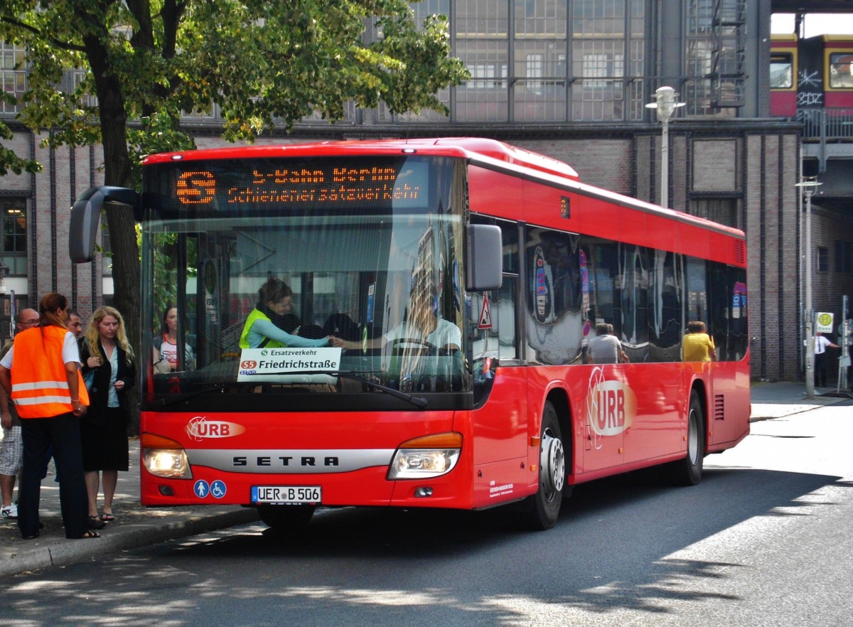 Setra S 400er-Serie NF (Multi Class) als SEV für die S-Bahnlinien 5,7 und 75 Richtung Berlin Ostbahnhof am S+U Bahnhof Berlin Friedrichstraße.(8.8.2014)
