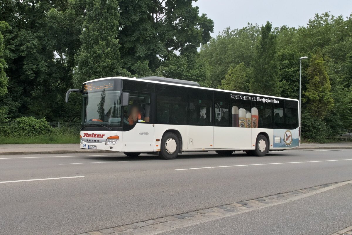 Setra S 400er-Serie NF von Reiter (RO-JS 415) als Linie 9498 in Rosenheim, Innstraße. Aufgenommen 3.6.2022.